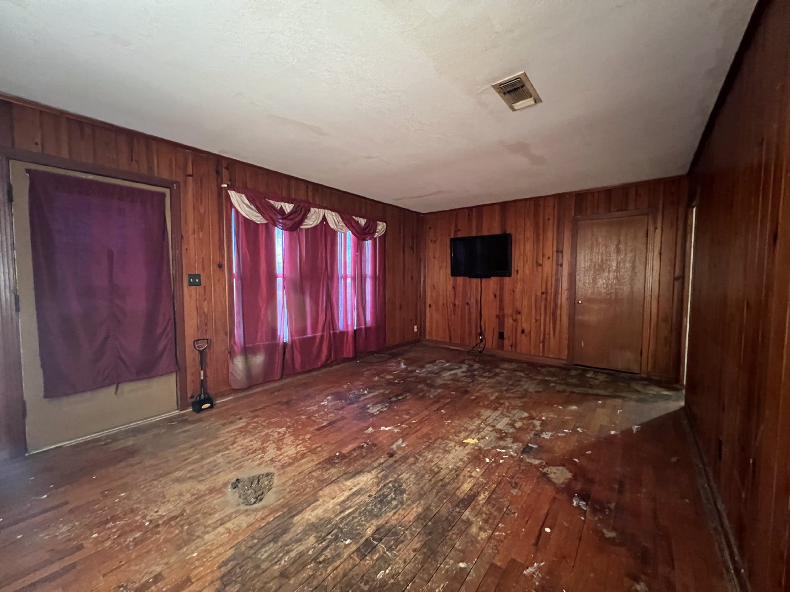 Fixer-Upper Opportunity – 3-Bedroom, 2-Bathroom Brick Home property image